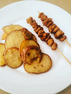Una foto de Brochetas de pollo apanados...
