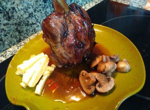 Una foto de Jarrete de cerdo lacado con Vino Tinto, cabernet sauvignon