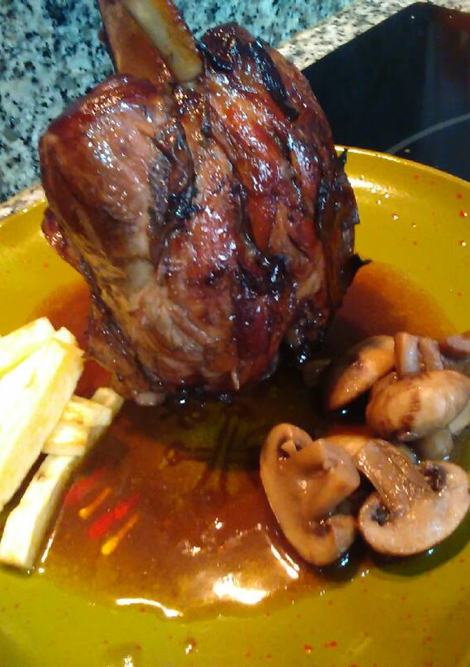 Una foto de Jarrete de cerdo lacado con Vino Tinto, cabernet sauvignon
