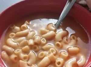 Una foto de Sopa aguada de codito