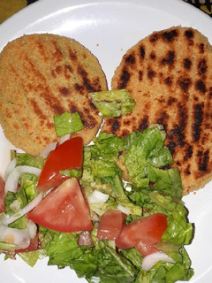 Una foto de Medallones De Pollo Con Ensalada Mixta