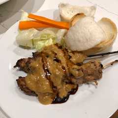 A picture of Chicken Sate.