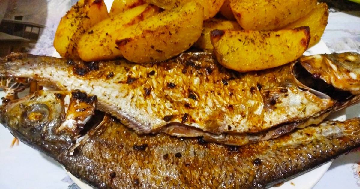 лещ в духовке целиком. лещ с картофелем в духовке. лещ в духовке. запеченный лещ. запеченный лещ.