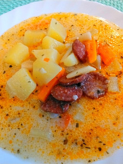 Tejfölös kolbászos krumplileves recept fotója