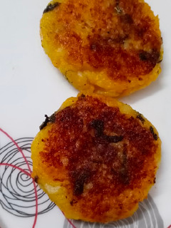 आलू टिक्की (aloo tikki recipe in hindi) रेसिपी मुख्य फोटो