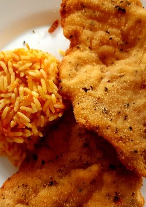 Una foto de Milanesas de pescadilla con timbal de arroz🇺🇾🇩🇴