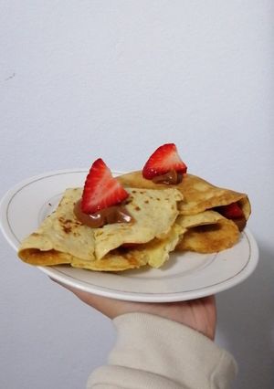 Una foto de Creps de avena con manjar y fresas 🍓
