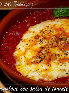 Una foto de Queso provolone con salsa de tomate al horno