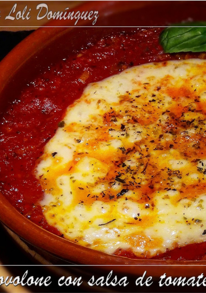 Una foto de Queso provolone con salsa de tomate al horno