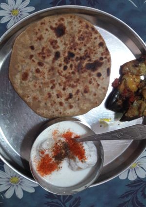 A picture of Dal ka paratha.