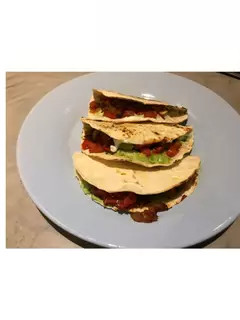 Una foto de Tacos Vegetarianos Con guacamole y dip casero