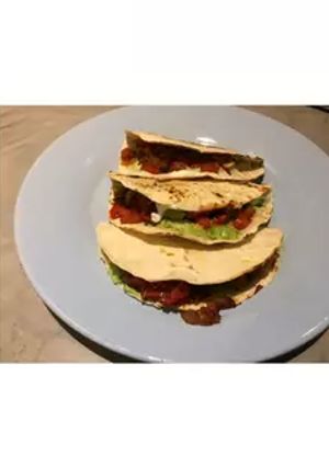 Una foto de Tacos Vegetarianos Con guacamole y dip casero