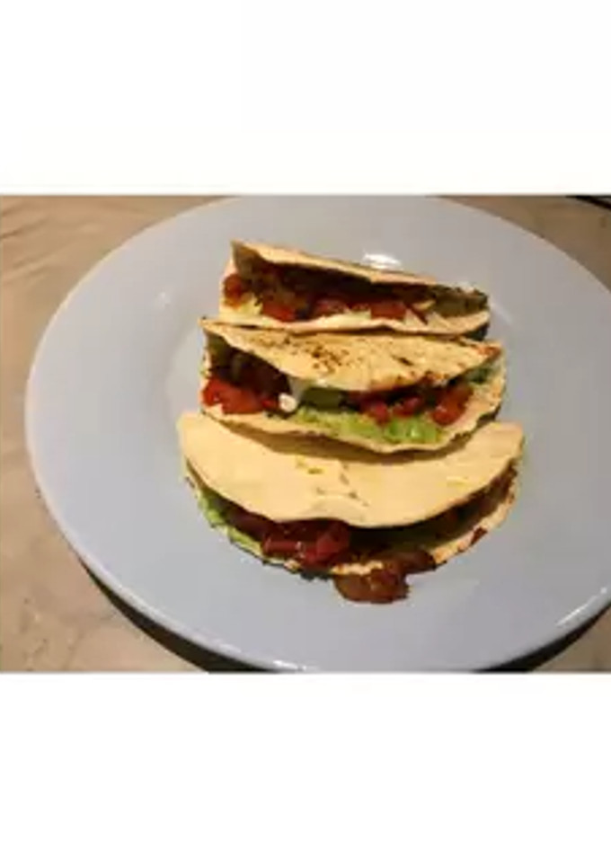 Una foto de Tacos Vegetarianos Con guacamole y dip casero