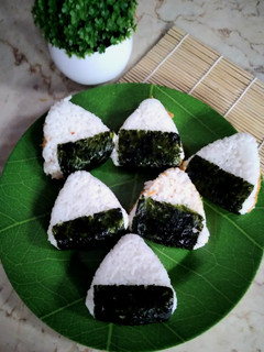 Foto resep Onigiri Isi Abon Ayam Pedas
