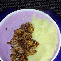 Mashed potatoes and meat A picture of Mashed potatoes and meat.