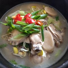 A picture of Oyster brown rice cake soup牡蛎豆芽年糕汤.