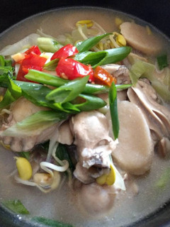 A picture of Oyster brown rice cake soup牡蛎豆芽年糕汤.
