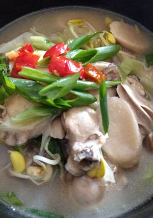A picture of Oyster brown rice cake soup牡蛎豆芽年糕汤.