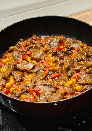 Una foto de Carrilleras de ternera con garbanzos en cocotte