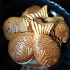 A picture of Hongkong egg waffle pake cetakan taiyaki.