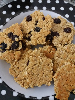 Una foto de Galletas rápidas de avena, miel y pasas