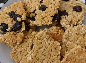 Una foto de Galletas rápidas de avena, miel y pasas