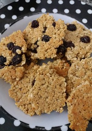 Una foto de Galletas rápidas de avena, miel y pasas