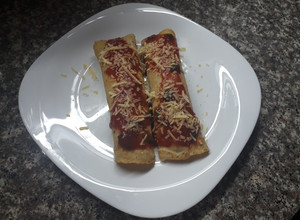 Una foto de Canelones con relleno de verduras al vapor y ají catalán
