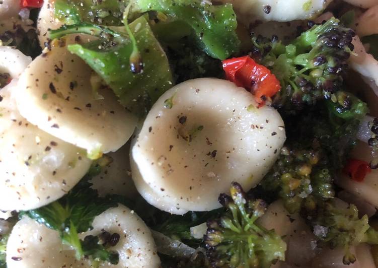 Steps to Make Super Quick Homemade Broccoli, chilli and garlic pasta