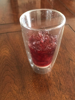 Una foto de Tinto con limón, azúcar y mucho hielo