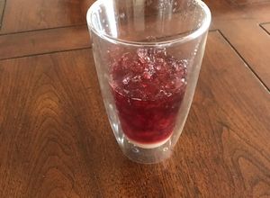 Una foto de Tinto con limón, azúcar y mucho hielo