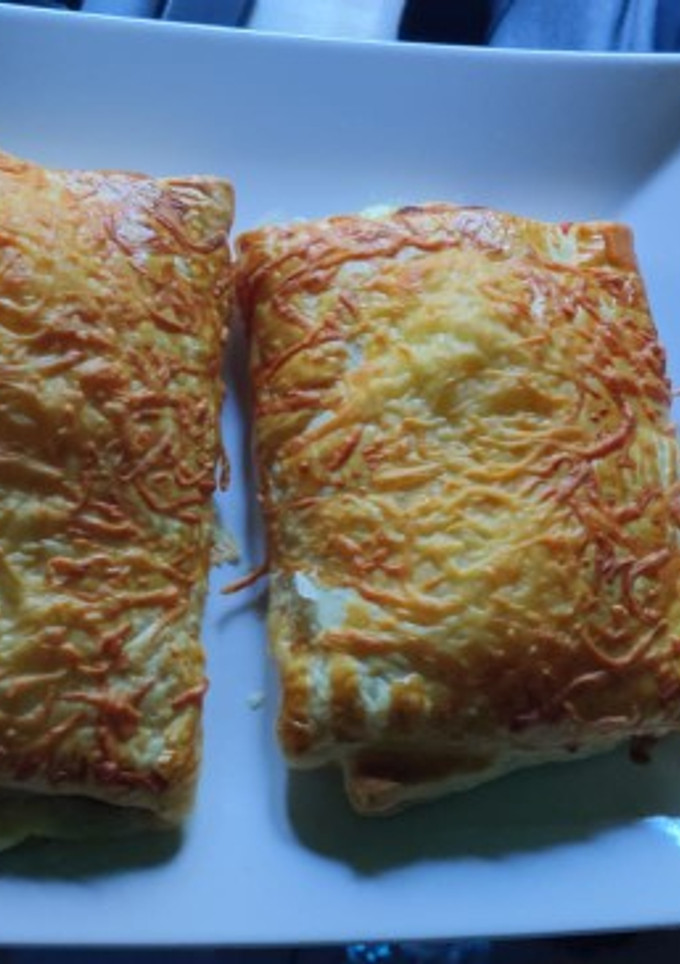 Una foto de Napolitana Jamón York y Queso