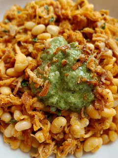 Una foto de Fesolets con pulled pork y pesto de queso trufado y nueces