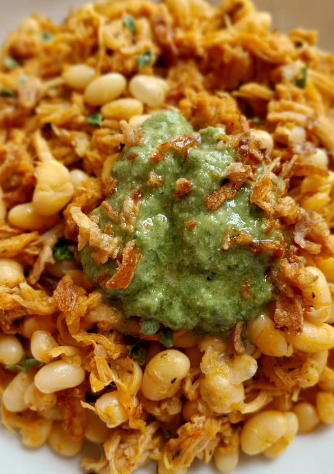 Una foto de Fesolets con pulled pork y pesto de queso trufado y nueces