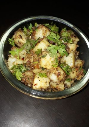 जीरा आलू (jeera aloo recipe in Hindi) रेसिपी मुख्य फोटो
