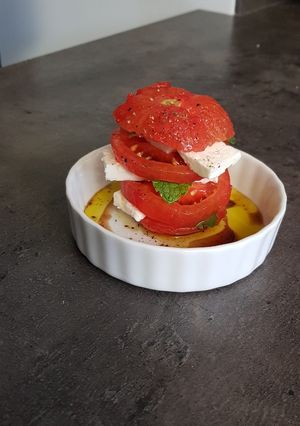 Une photo de °Mille-feuilles de tomates feta/menthe°