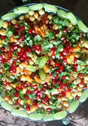 चना चाट बहुत सारे फ्रूट के साथ (Chana chat with lots of fruits recipe in hindi) रेसिपी मुख्य फोटो
