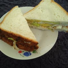 A picture of Egg with avocado sandwich.