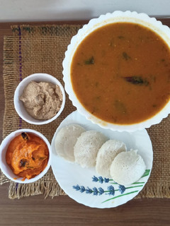ઈડલી સાંભાર (Idli Sambhar Recipe In Gujarati) રેસીપી મુખ્ય ફોટો