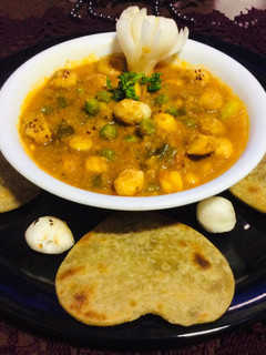 વટાણા મખાણા નું શાક(Vatana Makhana Shak Recipe In Gujarati) રેસીપી મુખ્ય ફોટો