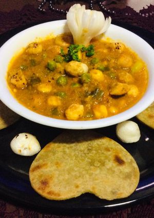 વટાણા મખાણા નું શાક(Vatana Makhana Shak Recipe In Gujarati) રેસીપી મુખ્ય ફોટો