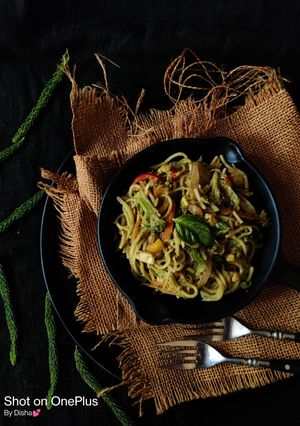 થાઈ ગ્રીન નુડલ્સ (Thai Green Noodles Recipe in Gujarati) રેસીપી મુખ્ય ફોટો