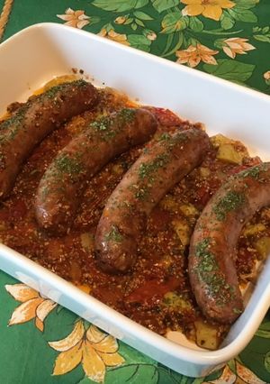 Une photo de Saucisses aux tomates, courgette blanche et herbes aromatiques