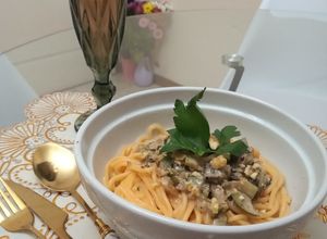 Una foto de Fideos de arroz, con salsa leche de coco y hongos de pino ❤️🔥
