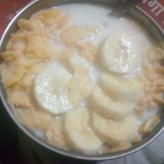 A picture of Corn flakes and banana kheer.