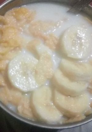 A picture of Corn flakes and banana kheer.