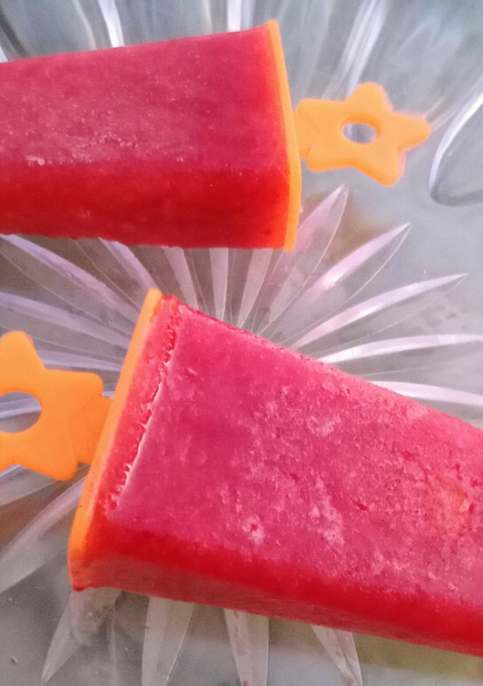 Una foto de Paletas heladas de frutilla 🍓 (al agua) 💕