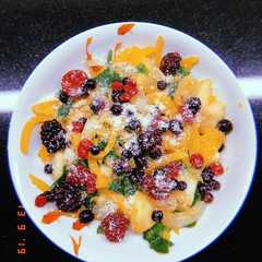 Una foto de Espaguetis de calabaza, manzana, frutos Rojos y espinacas