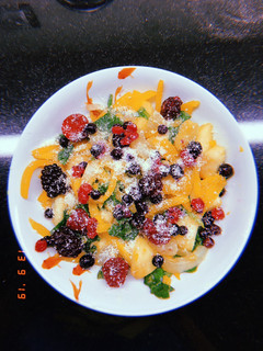 Una foto de Espaguetis de calabaza, manzana, frutos Rojos y espinacas