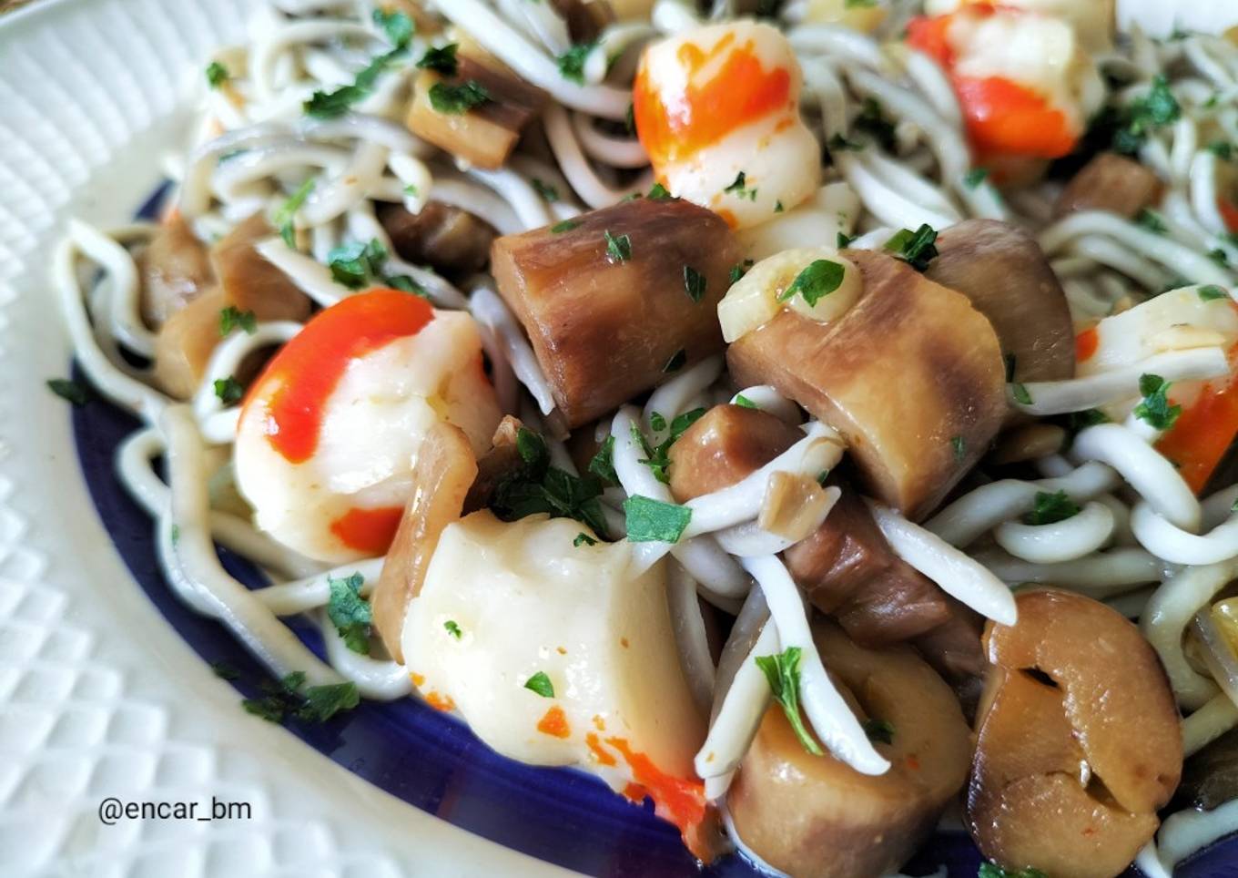 Salteado de gulas, surimi y champiñones al ajillo